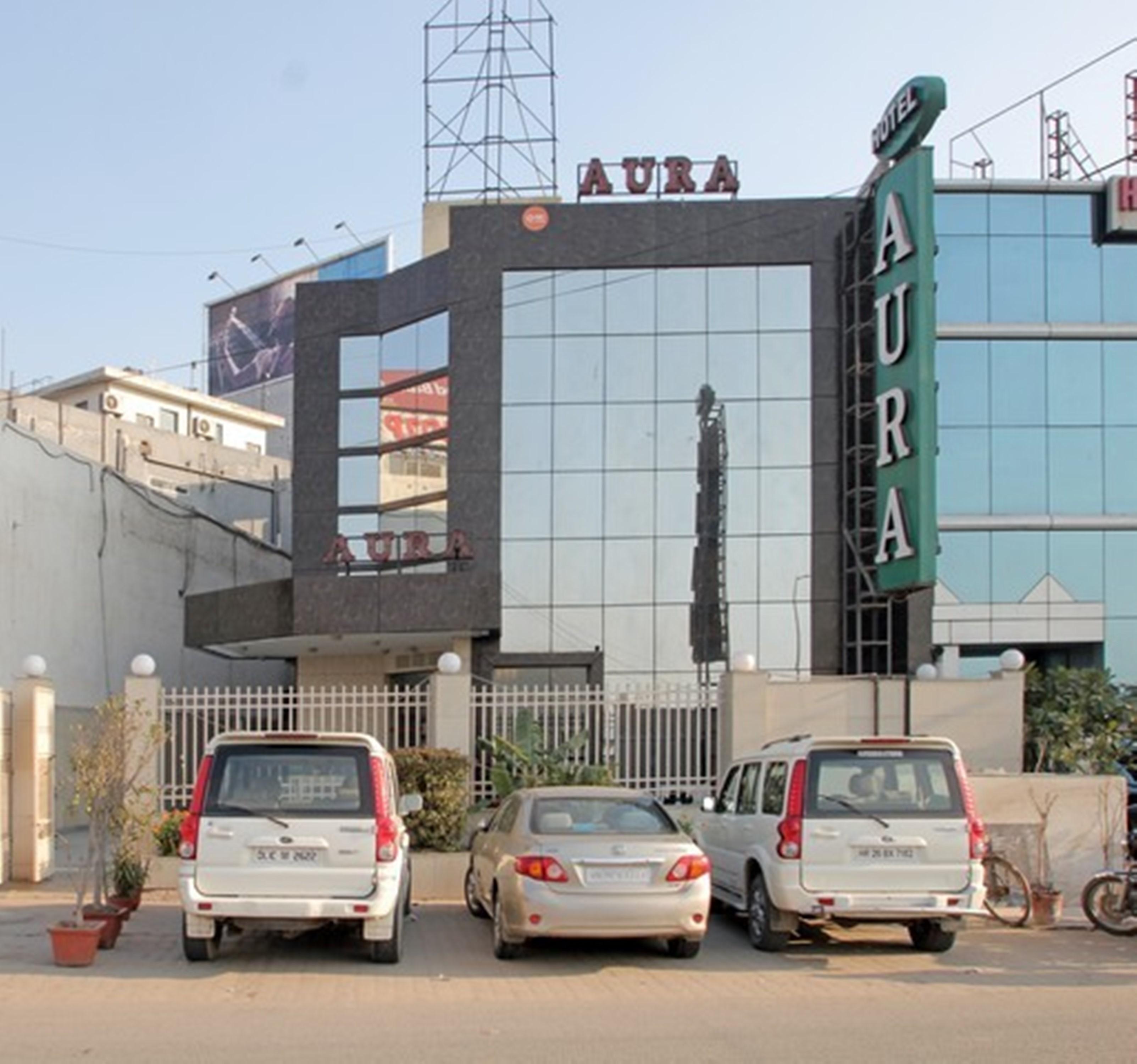 Aura - Railway Station होटल
